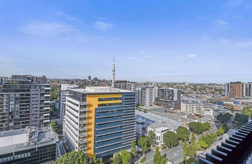 South Brisbane Apartment | South Bank Styling! ~ 1Bed, 1Bath, 1Car, Balcony