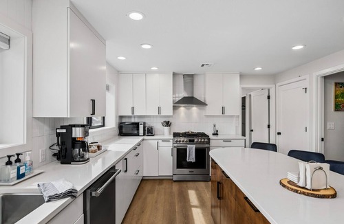 Amazon House | South Campus Modern - Upscale & Walkable to UO, Park & Shops