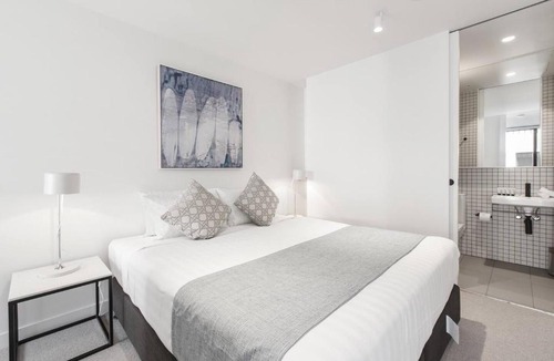 South Melbourne Apartment | South Melbourne Hidden Gem near Albert Park Lake