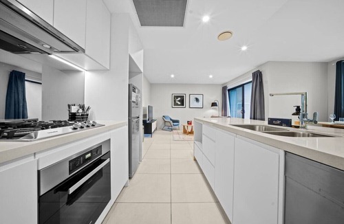 Macgregor Apartment | Southside 2BR Apt Near Garden City & Sunnybank