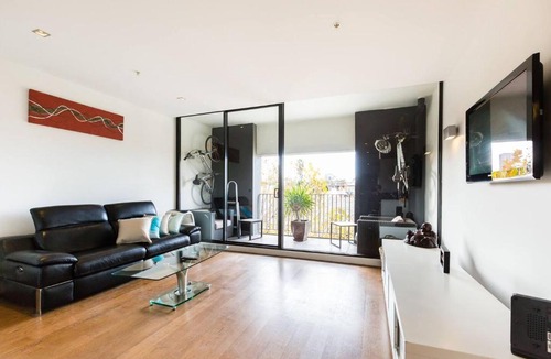 St Kilda Apartment | Southside St Kilda Seclusion with Balcony and Parking