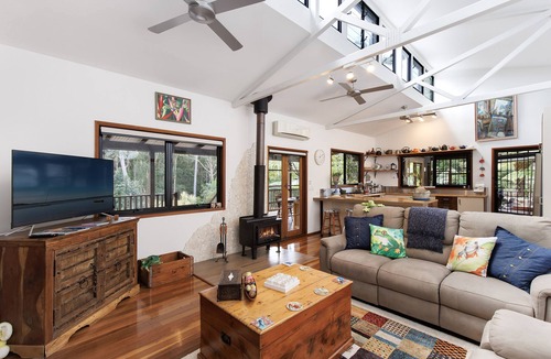 Doonan House | Spa with tropical garden view, cozy fireplace - Beach 10km - Eumundi Markets 6km