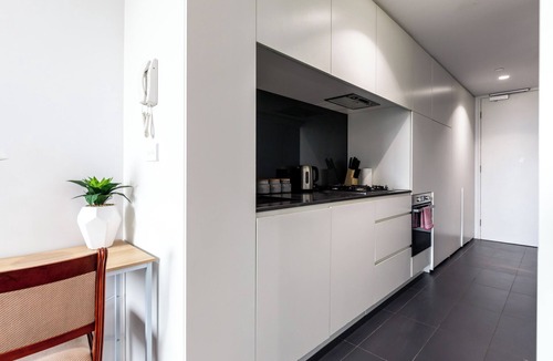 Prahran Apartment | Spacious 1BD in Prahran -50 mtrs to Chapel Street!