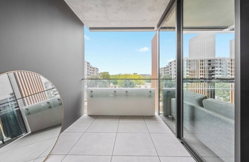 Dickson Apartment | Spacious 1BR Apartment | Walk to Tram | Parking