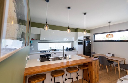 Brunswick East Apartment | Spacious 2-Bed Apartment near Lygon St Shops