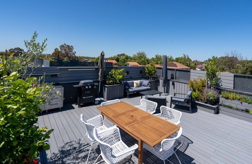 Brunswick East Apartment | Spacious 2-Bed Apartment near Lygon St Shops
