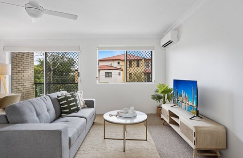 Kelvin Grove Apartment | Spacious 2-Bed Apartment Near City Centre