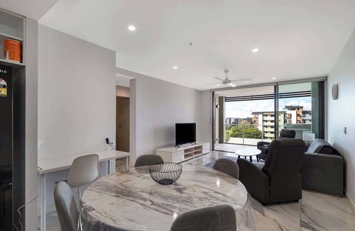 Woolloongabba Apartment | Spacious 2 bedroom Apartment Near PA Hospital