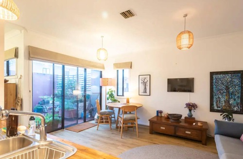 Brunswick North Apartment | Spacious 2 Bedroom Apartment in Brunswick with Patio and Parking
