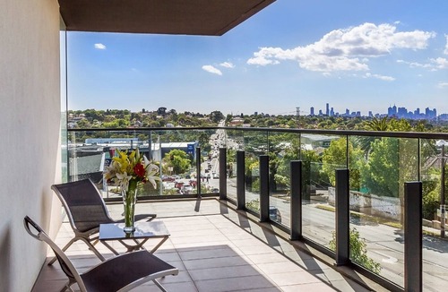 Hawthorn East Apartment | Spacious 2-bedroom suite, luxury living, with Indoor Pool, Sauna, Gym