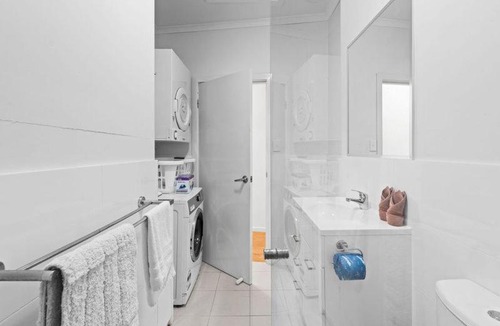 Norman Park Apartment | Spacious 2B2B Apt Close to CBD - Free Parking