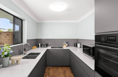Auchenflower Apartment | Spacious 2BR Stay w/Pool & Balcony
