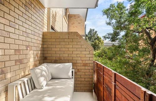 Auchenflower Apartment | Spacious 2BR Stay, Parking Pool & Balcony