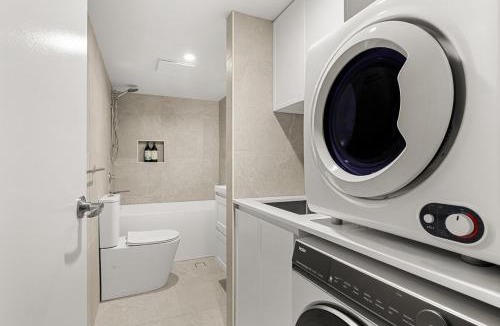 Auchenflower Apartment | Spacious 2BR Stay, Parking Pool & Balcony