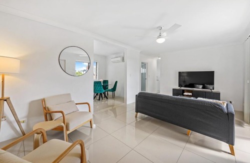East Brisbane Apartment | Spacious 2BRM Apt Close to Gabba with Parking & Wifi