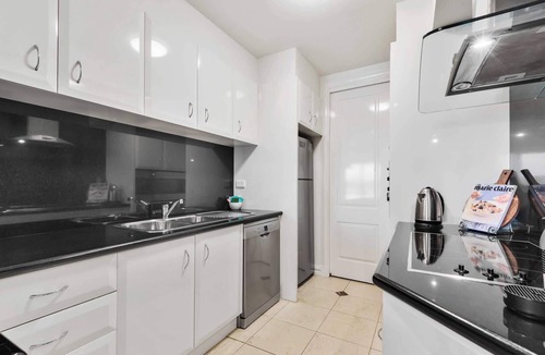 East Melbourne Apartment | Spacious 3-Bed Apartment by the MCG