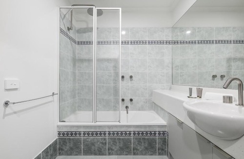 Melbourne Central Business District Apartment | Spacious 3-Bed Apartment in Melbourne CBD