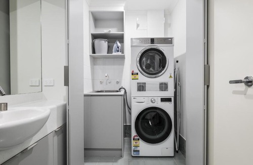 Melbourne Central Business District Apartment | Spacious 3-Bed Apartment in Melbourne CBD