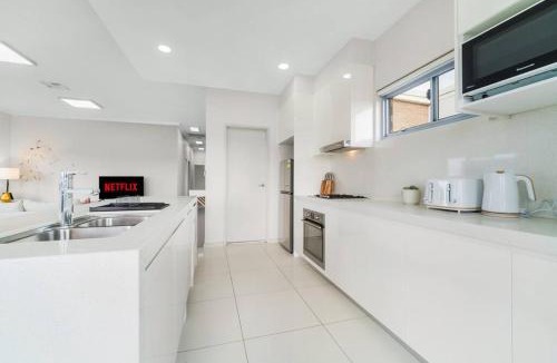 Wolli Creek Apartment | Spacious 3 bed apartment near airport with parking