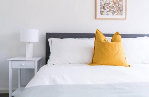 Wolli Creek Apartment | Spacious 3 bed apartment near airport with parking