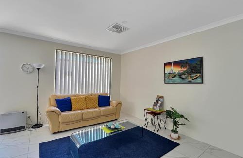 Byford House | Spacious 3-Bed Home in Peaceful Byford