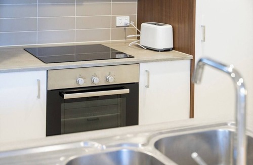 Lyneham Apartment | Spacious 3-Bedroom Apartment + Lifestyle Amenities