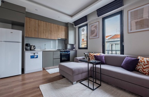 Kabatas Apartment | Spacious 3-bedroom apartment with WiFi and AC in wonderful Istanbul