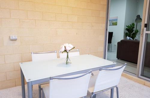 Balga House | Spacious 3 Bedroom Family Home with Courtyard