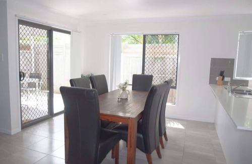 Loganlea House | Spacious 3 bedroom unit in Loganlea