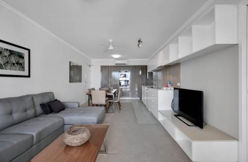 Mackay Apartment | Spacious 3BR 2-Key Apartment - Pool Gym & Parking