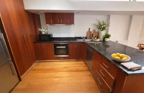 Carlton Apartment | Spacious 3BR Carlton Stay Walk to Cafés, Gardens & CBD