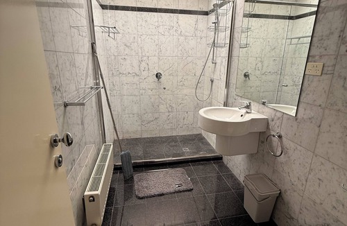 Carlton Apartment | Spacious 3BR Carlton Stay Walk to Cafés, Gardens & CBD