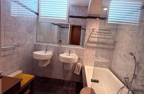 Carlton Apartment | Spacious 3BR Carlton Stay Walk to Cafés, Gardens & CBD
