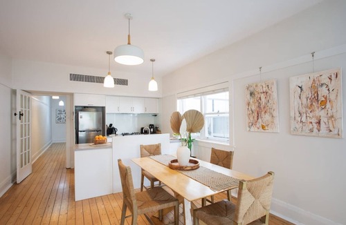 Paddington Apartment | Spacious 3BR garden apartment + free parking