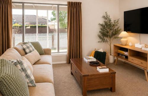 Sebastopol House | Spacious 3BR Home Ballarat Excellent For Families and Groups