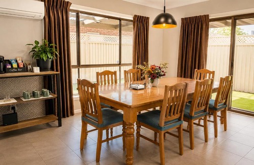 Sebastopol House | Spacious 3BR Home Ballarat Excellent For Families and Groups
