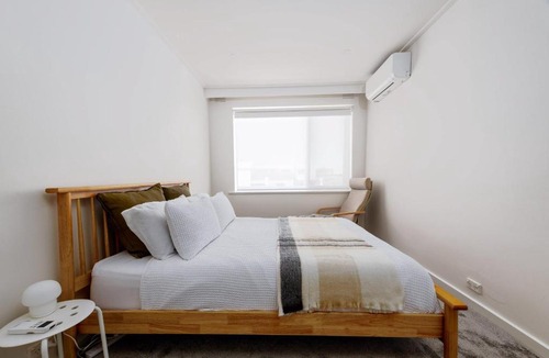 Balaclava Apartment | Spacious 3BR Near St Kilda - Free Parking
