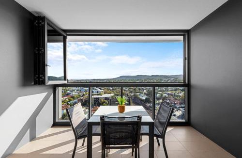 Milton Apartment | Spacious 3BR Near Stadium w Views, Pool and Car Park