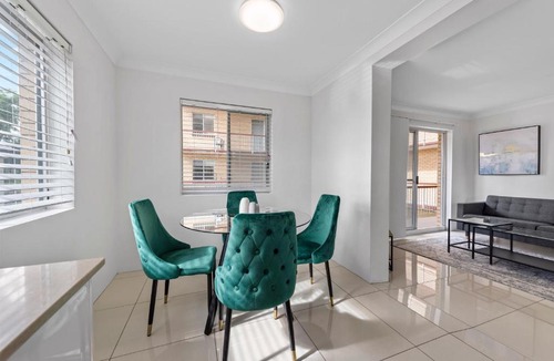 East Brisbane Apartment | Spacious 3BRM Apt Near Gabba w Free Parking & WiFi