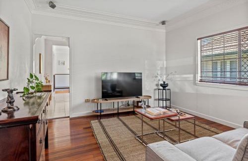 Wellers Hill House | Spacious 4 Bed 2 LivingRoom Near Hospital and CBD