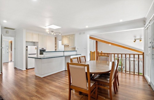 Doncaster East Apartment | Spacious 4-Bed House with Garden in Doncaster