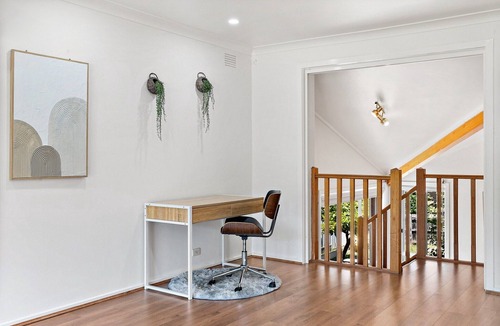 Doncaster East Apartment | Spacious 4-Bed House with Garden in Doncaster