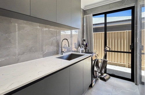 Southern River Apartment | Spacious 4 bed home with open plan living