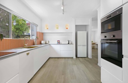 Surfers Paradise House | Spacious 4-Bed Villa with Mediterranean Charm