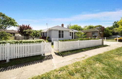 Ainslie House | Spacious 4-bed Family Home in Tranquil Setting