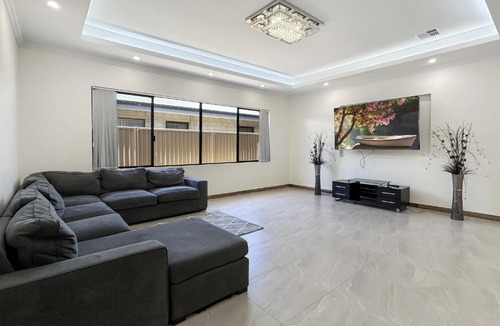 Southern River House | Spacious 4 bed home with open plan living
