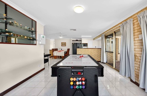Dudley Park House | Spacious 4-Bed House with Private Garage