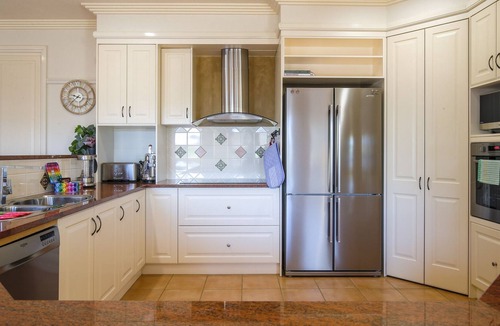 Surf Beach House | Spacious 4-Bed House with Outdoor Dining