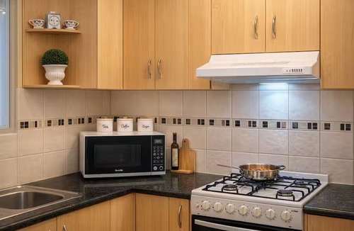 Footscray Apartment | Spacious 4-Bed Retreat in Vibrant Footscray