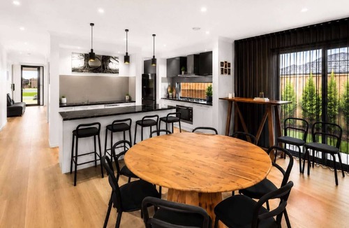 Manor Lakes House | Spacious 4-Bedroom Family Home in Manor Lakes